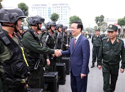 Chủ tịch nước: Phải có chế độ, chính sách đặc biệt cho lực lượng cảnh vệ- Ảnh 3. Chủ tịch nước Võ Văn Thưởng chúc Tết, động viên lực lượng cảnh sát cơ động - Ảnh: TTXVN