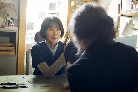 'Sen boss sum vầy' quy tụ dàn sao khủng xứ Hàn- Ảnh 4. “Ác nữ Kbiz” Kim Seo-hyung tái xuất màn ảnh rộng, hôn bạo “trai xấu quốc dân” Yoo Hai-jin