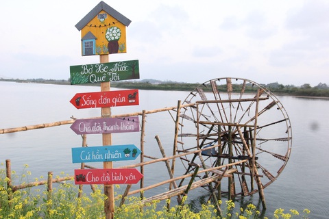 Cực chill với điểm check-in Đi về nơi có gió ở TP Quảng Ngãi- Ảnh 3. Bờ xe nước, biểu tượng một thời của dòng sông Trà, được tái hiện ở "Đi về nơi có gió" - Ảnh: TRẦN MAI