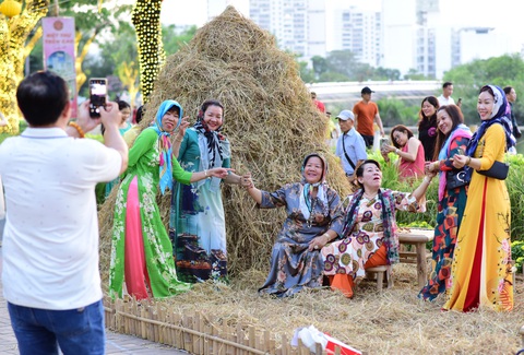 Hội hoa xuân Phú Mỹ Hưng Tết Giáp Thìn 2024 rộn ràng đón khách- Ảnh 5. Nhiều gia đình hào hứng chụp ảnh với những tiểu cảnh ở đường hoa.