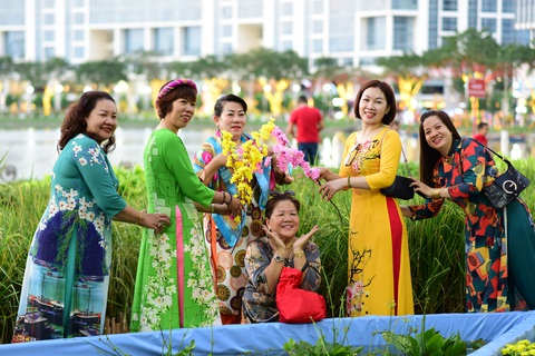 Hội hoa xuân Phú Mỹ Hưng Tết Giáp Thìn 2024 rộn ràng đón khách- Ảnh 6. Hội hoa xuân Phú Mỹ Hưng Tết Giáp Thìn 2024 rộn ràng đón khách- Ảnh 6.