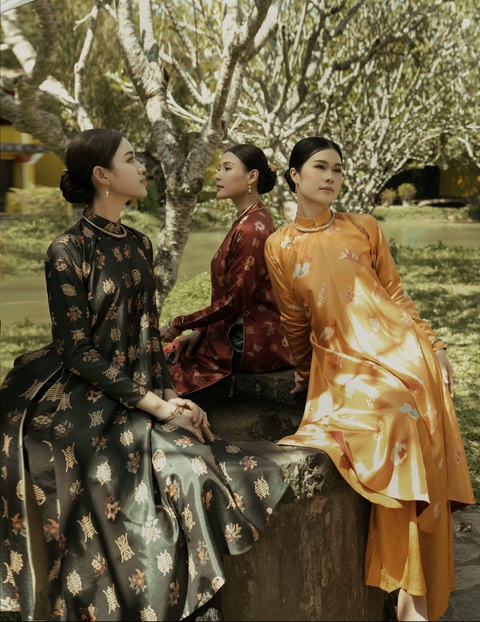 Phúc Anh, Thúy Diễm, Đỗ Thị Hà khoe sắc với Việt phục- Ảnh 1. Ba người đẹp yêu kiều trong trang phục áo ngũ thân tay chẽn