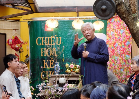 Giao thừa đặc biệt nhớ lại mà thương- Ảnh 1. Nhà sử học Dương Trung Quốc trong sự kiện nói chuyện về Tết được tổ chức bởi Làng Gà-trống Topat.E vào ngày 3-2 - Ảnh: ĐẬU DUNG