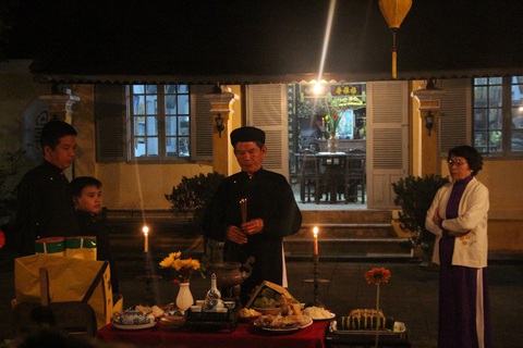 Nhà nghiên cứu văn hóa Phan Thuận An lễ cúng giao thừa - Ảnh: THÁI LỘC Nhà nghiên cứu văn hóa Phan Thuận An lễ cúng giao thừa - Ảnh: THÁI LỘC