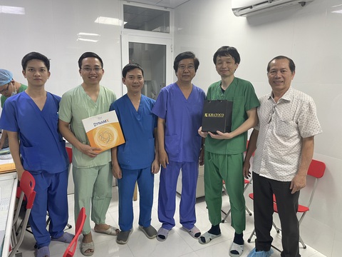 Công nghệ điều hợp sinh học được ứng dụng tại Việt Nam- Ảnh 2. TS.BS Makoto cùng PGS.TS.BS Huỳnh Văn Thưởng và các bác sĩ tim mạch can thiệp tại Bệnh viện Đa khoa tỉnh Khánh Hòa đã thực hiện thành công 9 ca can thiệp mạch vành bằng công nghệ điều hợp sinh học - Ảnh: Đ.H.