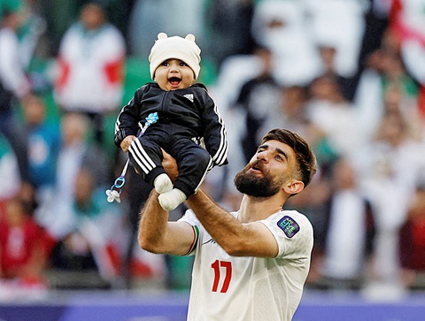Asian Cup 2023 bộc lộ sức mạnh đích thực của bóng đá Tây Á- Ảnh 1. Tuyển thủ Iran Gholizadeh ăn mừng cùng cậu con trai sau khi thắng Nhật Bản - Ảnh: REUTERS