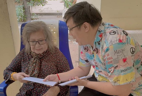 Nghệ sĩ Gia Bảo hỏi thăm và tặng quà cho nghệ sĩ Diệu Hiền - Ảnh: NVCC Nghệ sĩ Gia Bảo hỏi thăm và tặng quà cho nghệ sĩ Diệu Hiền - Ảnh: NVCC