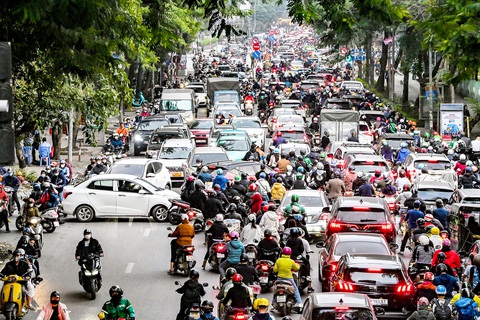 Hà Nội cảnh báo đợt Các tuyến đường nội đô Hà Nội luôn trong tình trạng quá tải trong những ngày qua - Ảnh: HỒNG QUANG