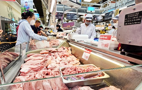Thị trường Tết: Sức mua nhích lên, siêu thị hứa tăng khuyến mãi- Ảnh 1. Dự kiến thịt heo là một trong số các mặt hàng được khuyến mãi sâu vào các ngày cận Tết - Ảnh: N.TRÍ