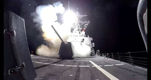 Tên lửa hành trình Tomahawk được phóng từ tàu khu trục tên lửa dẫn đường lớp Arleigh Burke USS Gravely của Hải quân Mỹ, hướng về phía Houthi ở Yemen, ngày 3-2 - Ảnh: REUTERS Tên lửa hành trình Tomahawk được phóng từ tàu khu trục tên lửa dẫn đường lớp Arleigh Burke USS Gravely của hải quân Mỹ, hướng về phía Houthi ở Yemen, ngày 3-2 - Ảnh: REUTERS