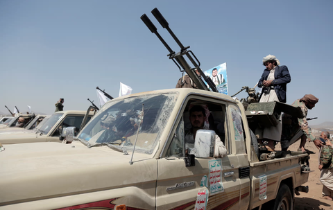 Houthi nói Ý có thể thành mục tiêu, đe dọa phá hoại cáp ngầm ở Biển Đỏ- Ảnh 1. Các tay súng Houthi trong một cuộc mít tinh tại Gaza ngày 4-2 - Ảnh: GETTY IMAGES