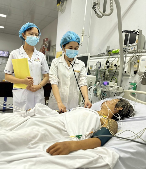 Cự cãi trên bàn nhậu, bị bạn nhậu dùng chĩa đâm thủng tim- Ảnh 1. Sau phẫu thuật, nạn nhân đang được theo dõi tại khu hậu phẫu Bệnh viện Đa khoa TP Cần Thơ - Ảnh: BV