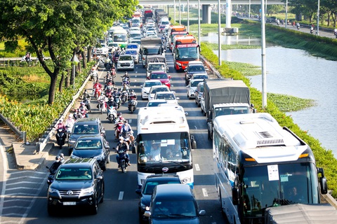 Có mặt cảnh sát giao thông, kẹt xe giảm hẳn- Ảnh 5. Xe cộ ken đặc tại khu vực nút thắt cổ chai trên quốc lộ 1 qua huyện Bình Chánh (TP.HCM) vào sáng 25 tháng chạp (4-2-2024) - Ảnh: PHƯƠNG QUYÊN