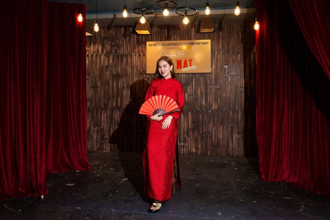 Giang Hồng Ngọc tiết lộ mối quan hệ với các 'chị đẹp' sau show- Ảnh 5. “Có những khi Ngọc vừa đi hát, vừa lên mạng đặt mua những cái cần thiết cho ngày Tết rồi lại về tự trang trí cho nhà cửa tưng bừng. Ngọc nghĩ cả năm quần quật đi làm rồi, nên mình ráng chuẩn bị cho tươm tất, mệt một chút nhưng mọi thứ đầy đủ thì Tết mới ấm áp, trọn vẹn được”, cô chia sẻ.