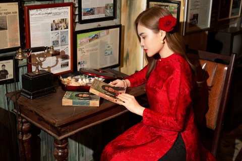 Giang Hồng Ngọc tiết lộ mối quan hệ với các 'chị đẹp' sau show- Ảnh 3. Dù vậy, mọi thứ lại mang đến sự mộc mạc, chân thật, khiến người xem thích thú. Nhiều khán giả bình luận, Giang Hồng Ngọc toát lên nét đẹp vừa truyền thống vừa hiện đại.