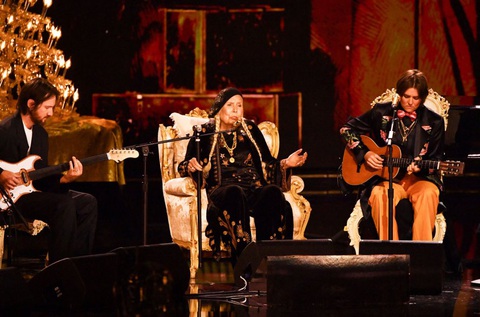 Nghệ sĩ gạo cội Joni Mitcell biểu diễn trên sân khấu Grammy - Ảnh Getty Images. Nghệ sĩ gạo cội Joni Mitcell biểu diễn trên sân khấu Grammy - Ảnh: Getty Images