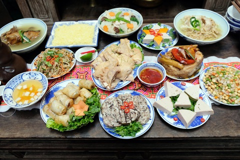 Mâm cỗ đón giao thừa ba miền Bắc - Trung - Nam- Ảnh 4. Một mâm cỗ ngày Tết cổ truyền - Ảnh: Đ.DUNG
