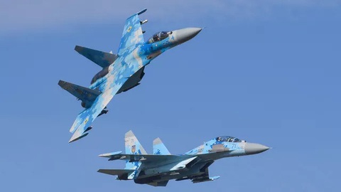 Mỹ từng mua vũ khí thời Liên Xô quá hời- Ảnh 1. Chiếc máy bay tiêm kích Su-27 trên bầu trời nước Nga - Ảnh: RIA NOVOSTI
