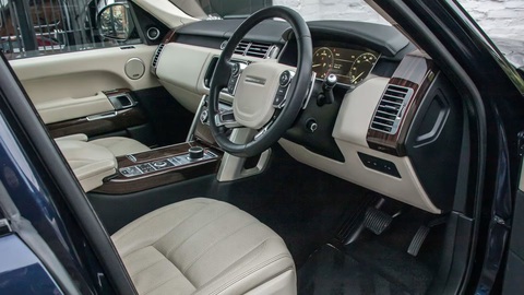 Range Rover siêu đặc biệt từng chở nữ hoàng Anh, tổng thống Mỹ cùng lúc được rao bán- Ảnh 3. Nội thất xe, tương tự bên ngoài, không cầu kỳ mà phần lớn sử dụng trang bị tiêu chuẩn của Range Rover - Ảnh: Drive