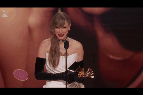 Grammy 2024 và những người phụ nữ bền bỉ định hình thế giới âm nhạc- Ảnh 1. Taylor Swift trên bục nhận giải Grammy thứ 13 trong sự nghiệp, cũng là con số may mắn của cô - Ảnh: Viện hàn lâm Thu âm