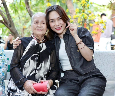Ca sĩ Mỹ Tâm thăm hỏi và lì xì nghệ sĩ Ngọc Đáng - Ảnh: NVCC Ca sĩ Mỹ Tâm thăm hỏi và mừng tuổi nghệ sĩ Ngọc Đáng - Ảnh: NVCC