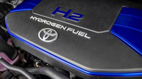 Toyota vẫn đam mê phát triển động cơ mới, phát triển song song xe điện- Ảnh 2. Toyota là thương hiệu từng dẫn đầu về công nghệ hybrid xăng - điện (Prius) và cả xe chạy nhiên liệu hydro (Mirai), nhưng lại tự để tụt lùi đáng kể ở phân khúc thuần điện - Ảnh: Drive