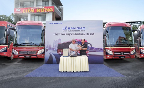THACO AUTO bàn giao lô 10 xe buýt cao cấp Mercedes-Benz cho Công ty Liên Hưng- Ảnh 2. THACO AUTO chuyển giao thêm 4 xe tại trụ sở Công ty Liên Hưng (TP Nha Trang, Khánh Hòa)