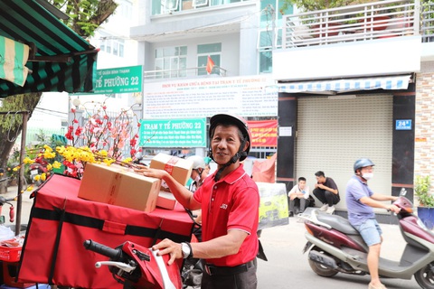 J&T Express đảm bảo mạng lưới vận chuyển ổn định và hiệu quả trong mùa cao điểm Tết Nguyên đán- Ảnh 1. Shipper tất bật giao hàng mùa Tết - Ảnh: J&T Express Việt Nam