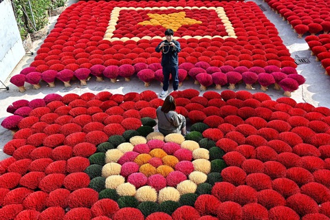 Với 50.000 đồng (2 USD), du khách có thể thoải mái chụp ảnh với những bó hương - Ảnh: AFP Với 50.000 đồng (2 USD), du khách có thể thoải mái chụp ảnh với những bó hương - Ảnh: AFP