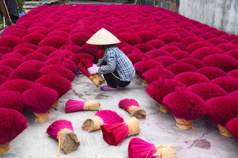 Một bó hương 20 chiếc có giá hơn 12.000 đồng (0,5 USD) - Ảnh: AFP Một bó hương 20 chiếc có giá hơn 12.000 đồng (0,5 USD) - Ảnh: AFP