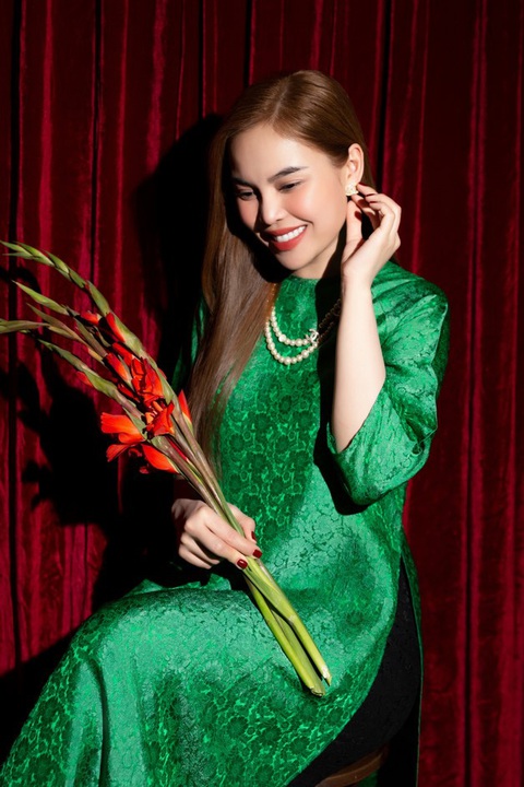 Buổi chụp ảnh diễn ra tự nhiên với đạo cụ là… hoa lay ơn và chiếc quạt. Giang Hồng Ngọc tự làm stylist và tự trang điểm cho mình. Buổi chụp ảnh diễn ra tự nhiên với đạo cụ là… hoa lay ơn và chiếc quạt. Giang Hồng Ngọc tự làm stylist và tự trang điểm cho mình.