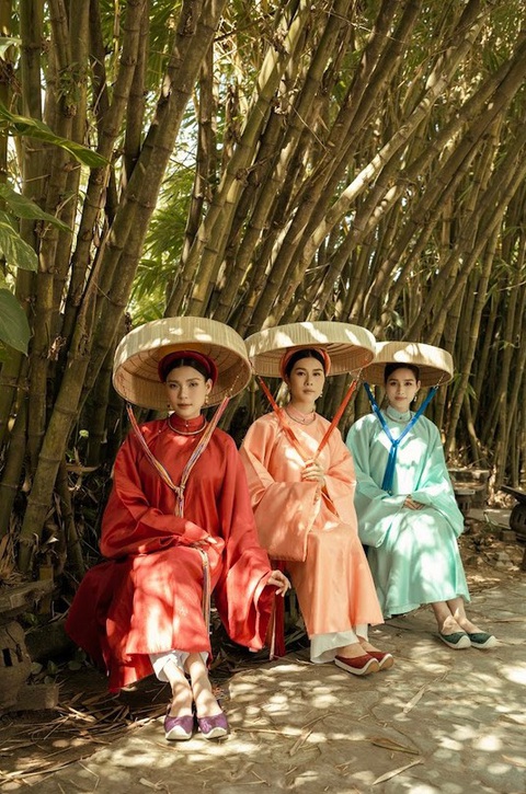 Thúy Diễm hào hứng cho biết: “Không phải lúc nào cũng được trở thành ‘người xưa’ thế này. Khi khoác lên trang phục này, tôi cũng tự thấy bản thân trở nên mực thước, điềm đạm hơn!...” Thúy Diễm (bìa trái) hào hứng cho biết: “Không phải lúc nào cũng được trở thành ‘người xưa’ thế này. Khi khoác lên trang phục này, tôi cũng tự thấy bản thân trở nên mực thước, điềm đạm hơn!...”