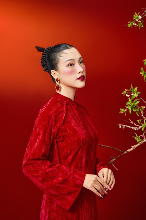 Với loạt trang phục áo dài dáng suông, áo yếm, váy cổ yếm cách điệu, Hoàng Oanh hóa thân thành nàng xuân thơ mộng. Với loạt trang phục áo dài dáng suông, áo yếm, váy cổ yếm cách điệu, Hoàng Oanh hóa thân thành nàng xuân thơ mộng.