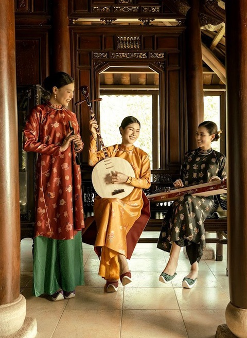 Phúc Anh, Thúy Diễm, Đỗ Thị Hà khoe sắc với Việt phục- Ảnh 3. Ba bộ áo ngũ thân tay chẽn của 3 nữ nghệ sĩ sử dụng hệ thống hoa văn cung đình triều Nguyễn với mong muốn tôn lên vẻ đài các, nhã nhặn của người nữ trong chốn “cung vàng điện ngọc” ngày xưa