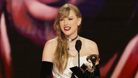 Taylor Swift công bố album mới ngay trên bục nhận giải Grammy- Ảnh 1. Taylor Swift trên bục nhận giải Grammy cho Album Giọng pop truyền thống xuất sắc nhất - Ảnh: GETTY IMAGES