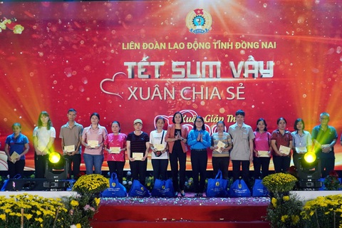Công nhân đón Tết xa nhà: Mong năm mới có việc làm, thu nhập ổn định- Ảnh 3. Lãnh đạo UBND tỉnh Đồng Nai và Liên đoàn Lao động tỉnh Đồng Nai trao quà Tết cho đoàn viên, người lao động có hoàn cảnh khó khăn tại chương trình Tết sum vầy - Xuân chia sẻ 2024 - Ảnh: A.B.