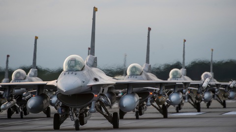 Hà Lan cho Ukraine thêm 6 tiêm kích F-16- Ảnh 1. Các tiêm kích F-16 trong một màn trình diễn phô trương sức mạnh - Ảnh: Bộ Quốc phòng Mỹ
