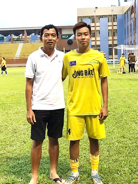 Cựu tuyển thủ quốc gia Trần Duy Quang và nỗi lòng khi con trai bị khởi tố- Ảnh 1. Hai cha con Duy Quang và Kỳ Anh gặp nhau sau một giải đấu trẻ - Ảnh: FBNV