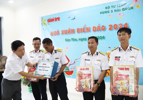 Quà xuân biển đảo của bạn đọc Tuổi Trẻ đến tay chiến sĩ Vùng 5 Hải quân- Ảnh 2. Đại diện các đơn vị thuộc Vùng 5 Hải quân tại buổi trao tặng