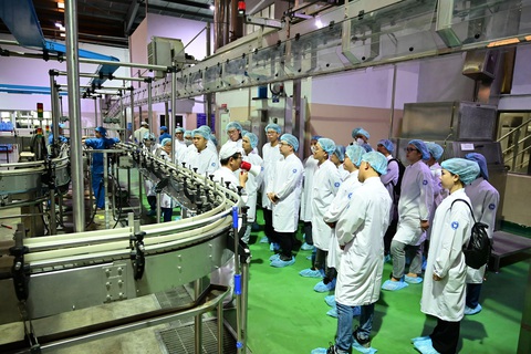 Chuyện dùng nhân tài của 'ông lớn' ngành sữa Việt- Ảnh 2. Nhân viên Vinamilk tham quan nhà máy để xây dựng tình yêu thương hiệu - Ảnh: V.N