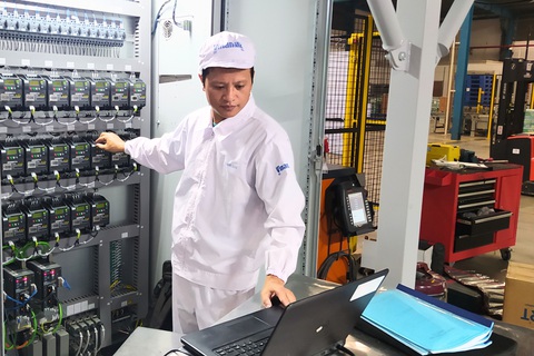 Chuyện dùng nhân tài của 'ông lớn' ngành sữa Việt- Ảnh 1. Anh Đỗ Hồng Quảng - nhân viên kỹ thuật cơ điện, tự động hóa và thực hiện dự án Vinamilk - Ảnh: V.N