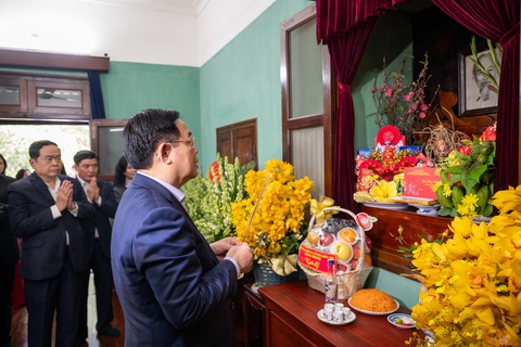 Chủ tịch Quốc hội Vương Đình Huệ dâng hương tưởng niệm Bác Hồ ở Nhà 67- Ảnh 1. Chủ tịch Quốc hội Vương Đình Huệ thành kính dâng hương tưởng nhớ Chủ tịch Hồ Chí Minh - Ảnh: GIA HÂN