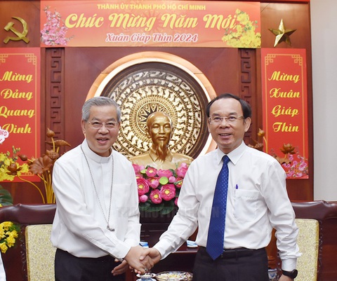 Tổng giám mục Nguyễn Năng đến chúc Tết Thành ủy TP.HCM và Bí thư Nguyễn Văn Nên- Ảnh 1. Bí thư Thành ủy TP Nguyễn Văn Nên tiếp Tổng giám mục Nguyễn Năng - Ảnh: THÀNH ỦY TP.HCM