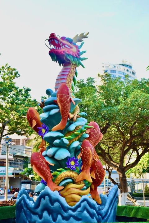 Cá chép hóa rồng ở Nha Trang 'hồi sinh' sau vụ cháy- Ảnh 2. Cá chép hóa rồng ở Nha Trang 'hồi sinh' sau vụ cháy- Ảnh 2.