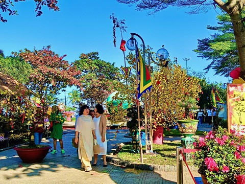 Cá chép hóa rồng ở Nha Trang 'hồi sinh' sau vụ cháy- Ảnh 5. Nhiều người dân, du khách đến Hội hoa xuân Nha Trang để tham quan, chụp ảnh - Ảnh: MINH CHIẾN