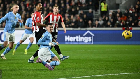 Tin tức thể thao sáng 6-2: Foden lập hat-trick đưa Man City lên nhì bảng- Ảnh 1. Phil Foden đã lập hat-trick giúp Man City đánh bại Brentford 3-1 - Ảnh: GETTY