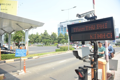 Bắt đầu thử nghiệm thu phí ô tô tự động ở Tân Sơn Nhất- Ảnh 2. Một làn thu phí lắp đặt công nghệ RFID (Radio Frequency Identification), camera nhận diện biển số xe và hệ thống phần mềm - Ảnh: C.LINH
