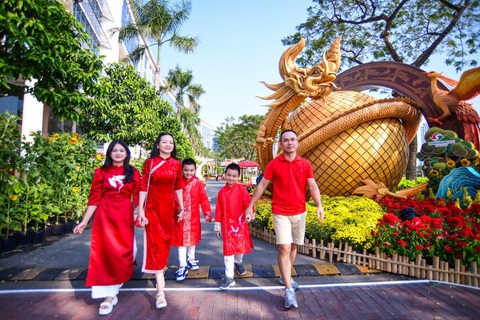 Hào khí Thăng Long và kỳ vọng hùng cường- Ảnh 1. Một gia đình đi chơi ngày Tết ở đường hoa Phú Mỹ Hưng, quận 7, TP.HCM - Ảnh: QUANG ĐỊNH