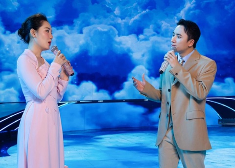 Phan Mạnh Quỳnh và Phương Linh song ca ở Hoa xuân ca - BTC Phan Mạnh Quỳnh và Phương Linh song ca ở Hoa xuân ca - BTC