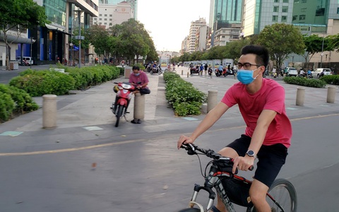 Rủ nhau ăn Tết khỏe: Chơi quần vợt, đạp xe, đi bộ- Ảnh 5. Đạp xe rèn luyện sức khỏe - Ảnh: GIA TIẾN